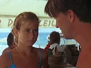 13-летняя девушка бесстыдно светит везде своими грудьми