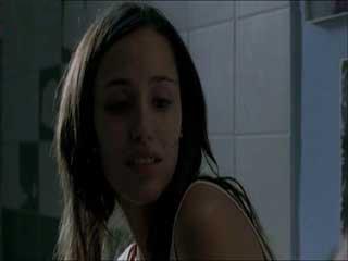 Девушка и два парня в одном туалете, не стесняясь друг-друга делают свои дела