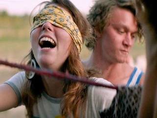 Девушка отгадывает попкой члены парней