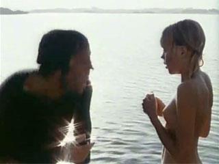 Девушка пытается соблазнить взрослого мужчину