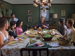 Дочь фермера сосет и лижет гостям под столом