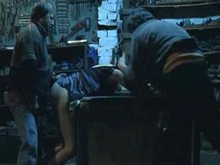 Грязные рабочие насилуют девушку прямо на рабочем месте