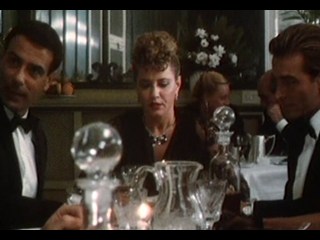 Лапает под столом жену своего лучшего друга