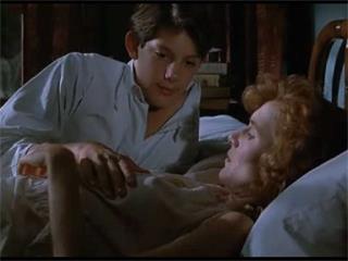 Мальчик лапает женщину за грудь и мастурбирует женщине