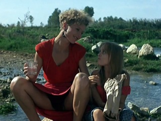 Мама разрешила дочке помыть голого бомжа