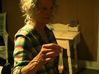 Мать дрочит умственно отсталому сыну чтобы добыть его сперму