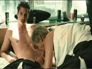 Парни развлекаются трахая девчонок, но однажды они переходят грань дозволенного