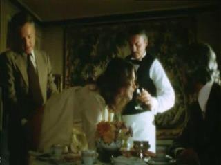 Прямо за столом принуждает к сексу