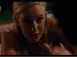 Сосет парню член, чтобы поднять