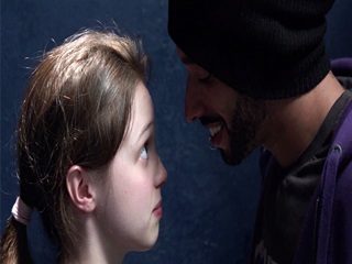 Заставил девчонку сосать член в туалете ночного клуба