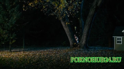 Бегает голая по ночному городу назло маме