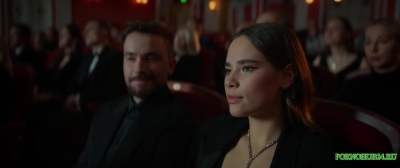 Девушка получает удовольствие от прикосновение рук по ей трусикам