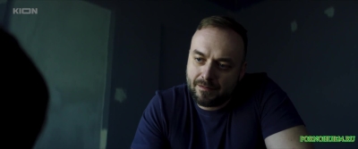 Удерживает проститутку в сексуальном рабстве