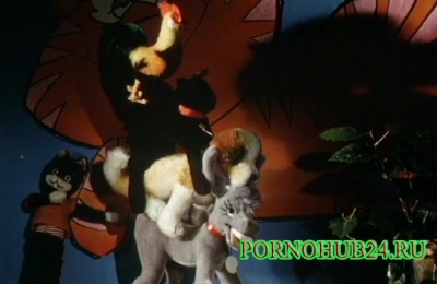 Девушка изучив свое тело приступила к мастурбации