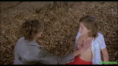 Мальчик насилует девочку в лесу