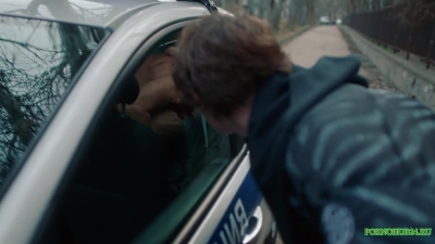 Сын увидел как трахают его мать в полицейской машине