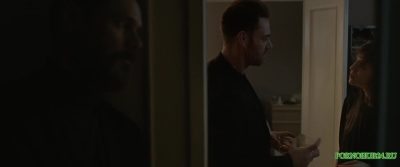 Полицейский наблюдает как пара занимается сексом