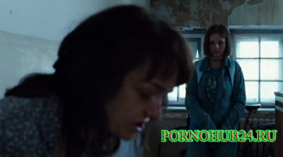 Девочка моет свою вагину перед подругой