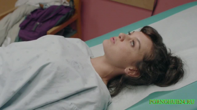 Девушка узнает размер вагины у гинеколога