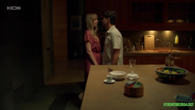 Хозяин особняка засунул пальцы во влагалище прислуге