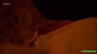 Девушка мастурбирует разговаривая по телефону