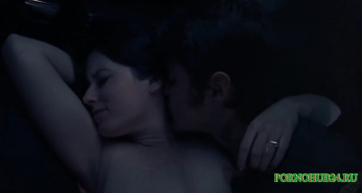 Полицейский принуждает девушку к сексу